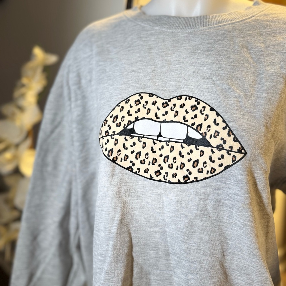 Leapord print lips Sweatshirt (Large)